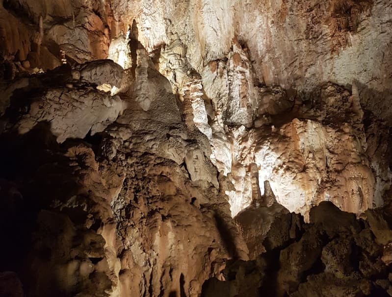 La grande salle de la Grotte de la Draye Blanche et ses concrétions dorées
