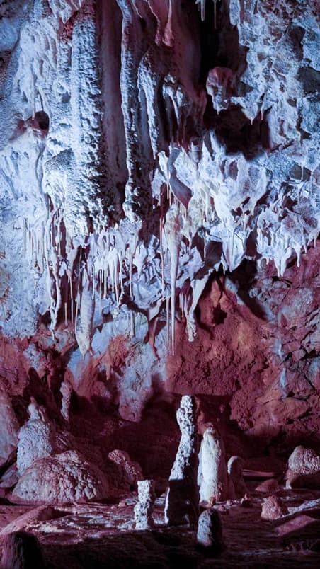Draperies blanches et stalagmites éclairées dans la grande salle